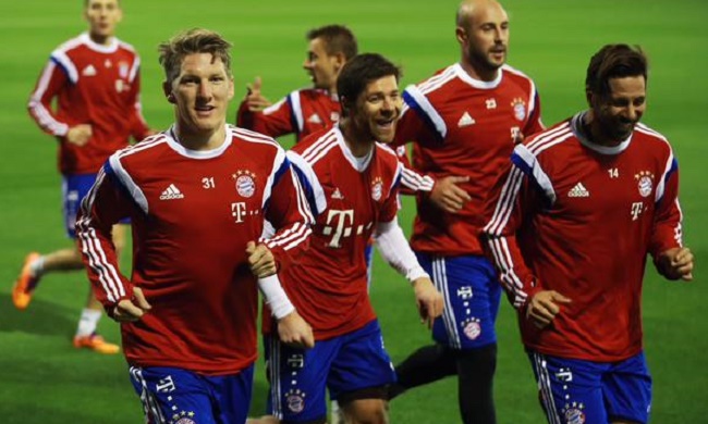 JDG赛后返图：Ruler／Missing互相击掌，Knight与Kanavi握手庆祝