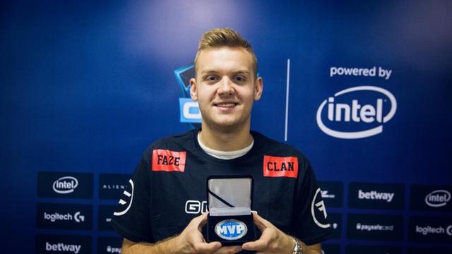 缺失的女性坦克回头看月亮，点燃光来帮助Xun获得三杀。 JD Gaming 中路和打野展现了他们的实力，拉回了一座城市。